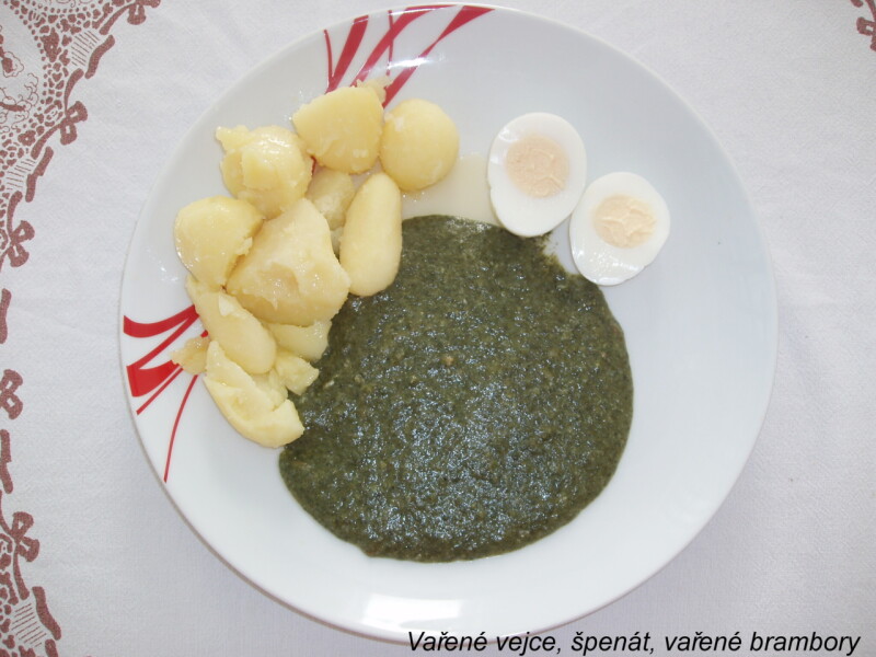 Vařené vejce, špenát, vařené brambory
